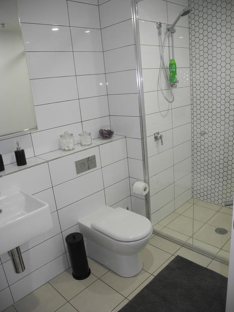 3BR Executive Apartment With Lake And Mountain Views - Pubs and Clubs 18