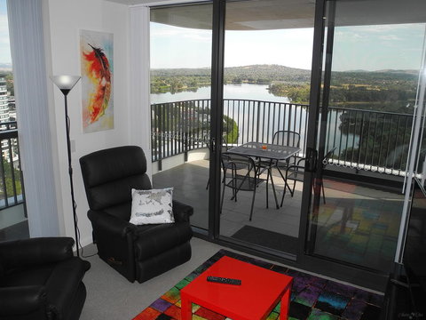 3BR Executive Apartment With Lake And Mountain Views - Pubs and Clubs 1