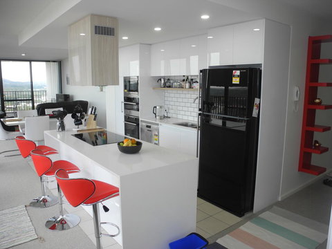 3BR Executive Apartment With Lake And Mountain Views - Pubs and Clubs 7