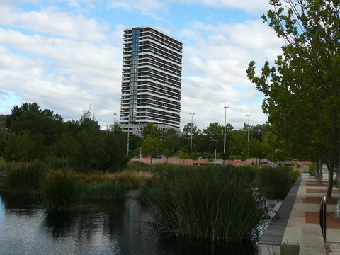 3BR Executive Apartment With Lake And Mountain Views - Pubs and Clubs 6