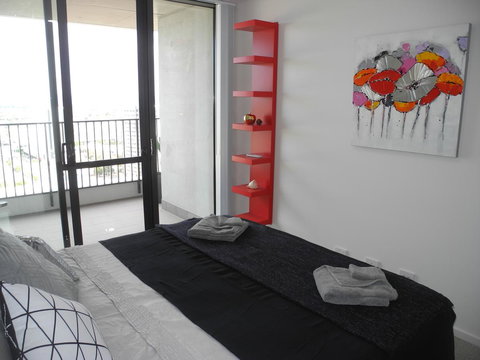 3BR Executive Apartment With Lake And Mountain Views - Pubs and Clubs 3