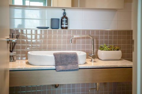 Port Adelaide Executive Waterfront Apartment - Pubs and Clubs 5