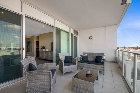 Port Adelaide Executive Waterfront Apartment - Pubs and Clubs 24