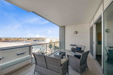 Port Adelaide Executive Waterfront Apartment - Pubs and Clubs 25