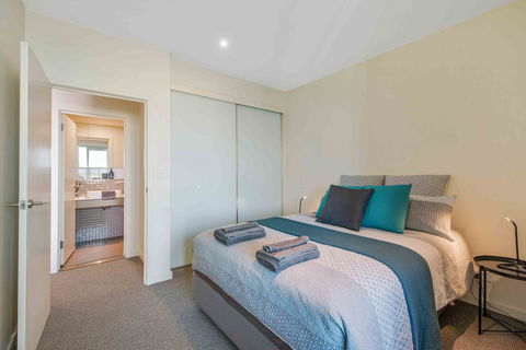 Port Adelaide Executive Waterfront Apartment - Pubs and Clubs 3