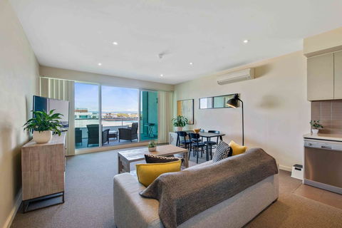 Port Adelaide Executive Waterfront Apartment - Pubs and Clubs 1