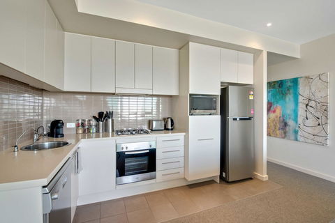 Port Adelaide Executive Waterfront Apartment - Pubs and Clubs 8