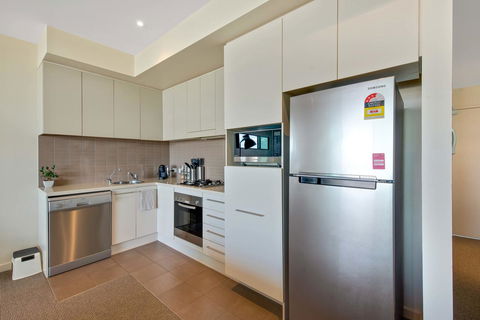 Port Adelaide Executive Waterfront Apartment - Pubs and Clubs 6