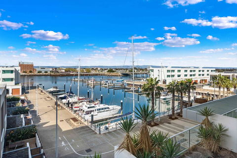 Port Adelaide Executive Waterfront Apartment - Pubs and Clubs 0