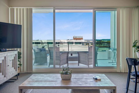 Port Adelaide Executive Waterfront Apartment - Pubs and Clubs 22