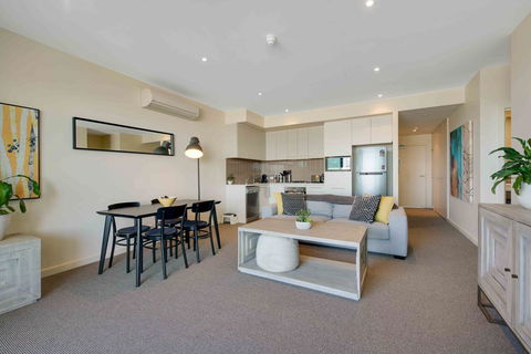Port Adelaide Executive Waterfront Apartment - Pubs and Clubs 10