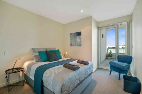 Port Adelaide Executive Waterfront Apartment - Pubs and Clubs 2