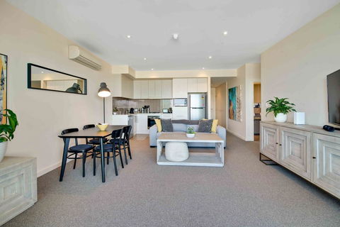 Port Adelaide Executive Waterfront Apartment - Pubs and Clubs 16