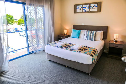 Marina Hotel - Pubs and Clubs 30