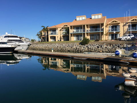 Marina Hotel - Pubs and Clubs 35