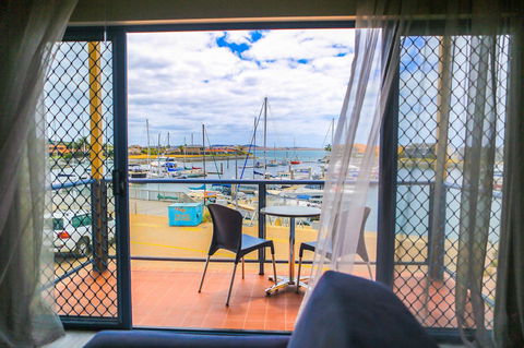 Marina Hotel - Pubs and Clubs 29