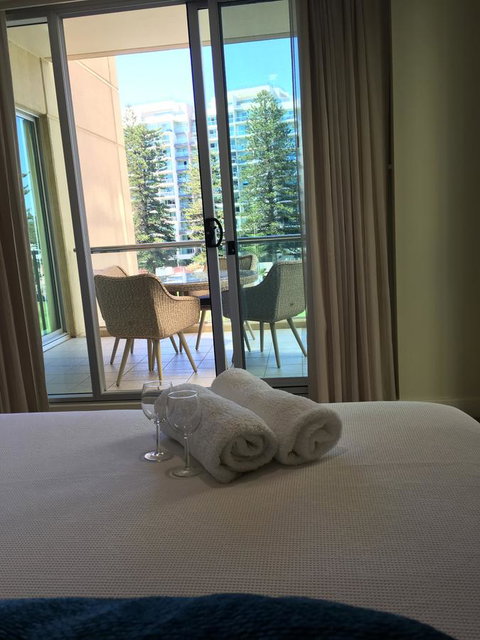 Beachside Luxury Apartments One & Two Bedroom In Beachfront Oaks Pier Building - Go Out 24