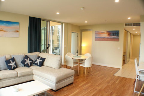 Beachside Luxury Apartments One & Two Bedroom In Beachfront Oaks Pier Building - Go Out 5