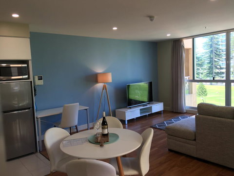 Beachside Luxury Apartments One & Two Bedroom In Beachfront Oaks Pier Building - Go Out 19