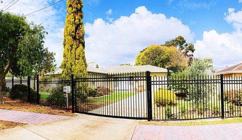 Beautiful Garden House - Pubs and Clubs 7