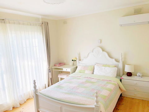 Beautiful Garden House - Pubs and Clubs 10