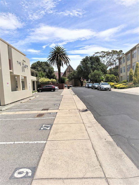 Hi 5 Glenelg Studio Apartment - Pubs and Clubs 16