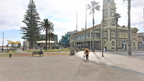 Hi 5 Glenelg Studio Apartment - Pubs and Clubs 26