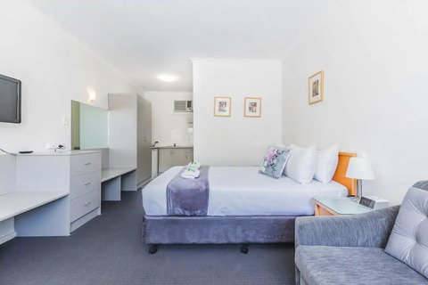 Hi 5 Glenelg Studio Apartment - Pubs and Clubs 2