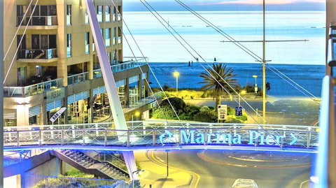 Hi 5 Glenelg Studio Apartment - Pubs and Clubs 29
