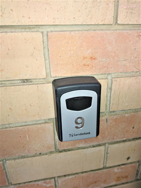 Hi 5 Glenelg Studio Apartment - Pubs and Clubs 13