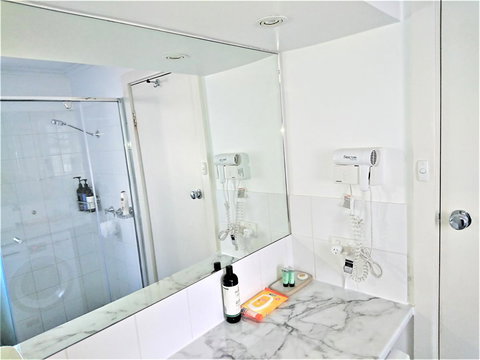 Hi 5 Glenelg Studio Apartment - Pubs and Clubs 6