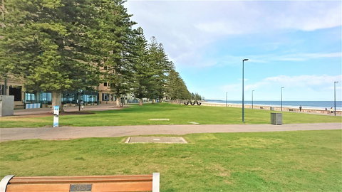 Hi 5 Glenelg Studio Apartment - Pubs and Clubs 25