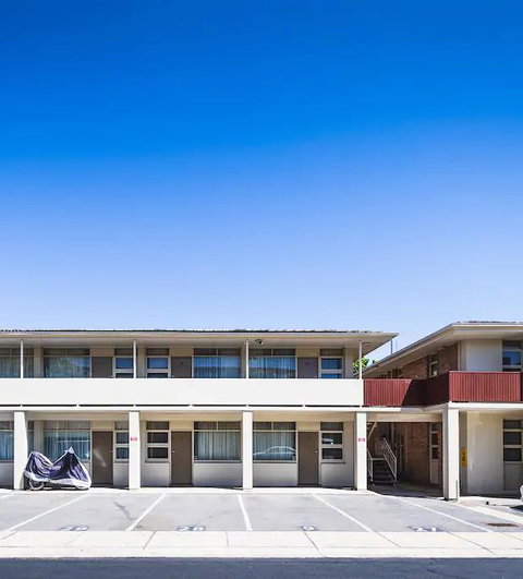 Hi 5 Glenelg Studio Apartment - Pubs and Clubs 14