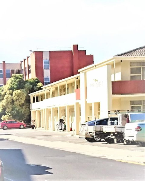 Hi 5 Glenelg Studio Apartment - Pubs and Clubs 17