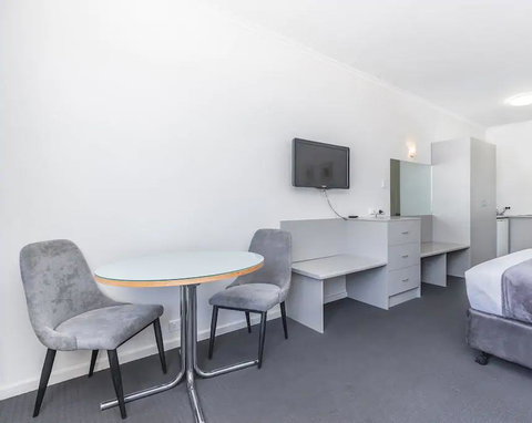Hi 5 Glenelg Studio Apartment - Pubs and Clubs 8