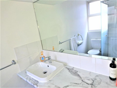 Hi 5 Glenelg Studio Apartment - Pubs and Clubs 9