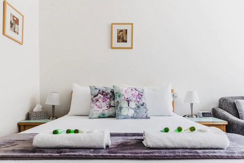Hi 5 Glenelg Studio Apartment - Pubs and Clubs 1