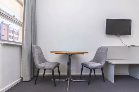 Hi 5 Glenelg Studio Apartment - Pubs and Clubs 4