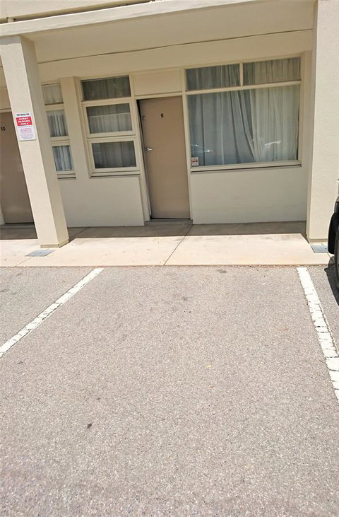 Hi 5 Glenelg Studio Apartment - Pubs and Clubs 15