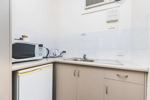 Hi 5 Glenelg Studio Apartment - Pubs and Clubs 7