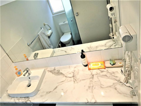 Hi 5 Glenelg Studio Apartment - Pubs and Clubs 5