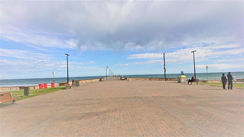 Hi 5 Glenelg Studio Apartment - Pubs and Clubs 27