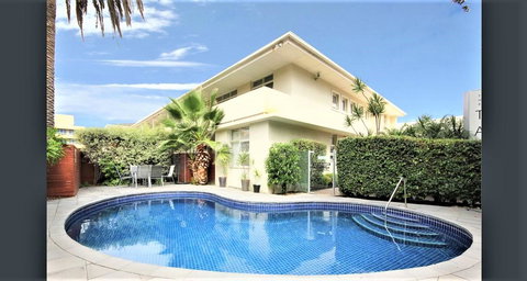 Hi 5 Glenelg Studio Apartment - Pubs and Clubs 0