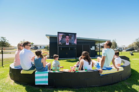 The Retreat West Beach Parks - Pubs and Clubs 8