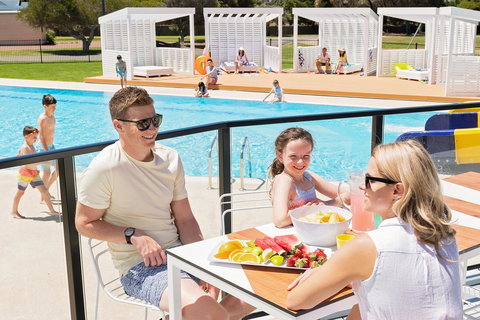 The Retreat West Beach Parks - Pubs and Clubs 3