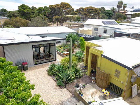 Sinclair Eco House - Pubs and Clubs 15