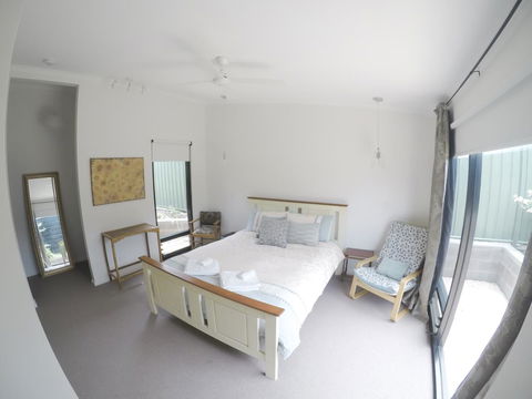 Sinclair Eco House - Pubs and Clubs 8