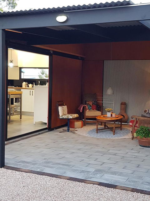 Sinclair Eco House - Pubs and Clubs 3