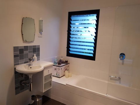 Sinclair Eco House - Pubs and Clubs 25