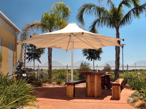 Majestic Oasis Apartments - Go Out 6